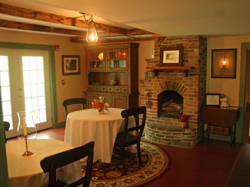 Dining room at the 1810 House Wolfeboro